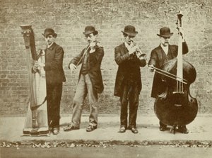 Eine Gruppe von Straßenmusikern von English Photographer