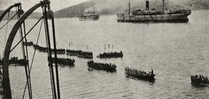 Eine Landungstruppe verlässt die Transportschiffe während der Gallipoli-Kampagne, aus 