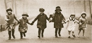 Eine Reihe gut gekleideter Kinder rennt im Hyde Park, aus Wunderbares London, veröffentlicht 1926-27