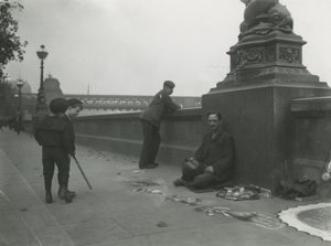Ein Straßenkünstler auf dem Embankment von English Photographer