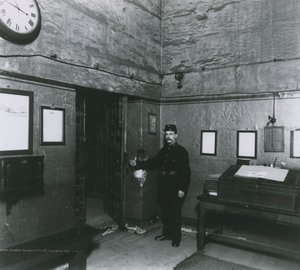Ein Gefängniswärter steht an einer Tür in der Eingangshalle von English Photographer