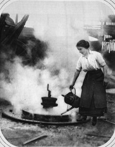 Eine hilfreiche Helferin im Krieg: Miss Edith Hawley kühlt ein Rad ab, Illustration aus The Illustrated War News, 6. September 1916 von English Photographer