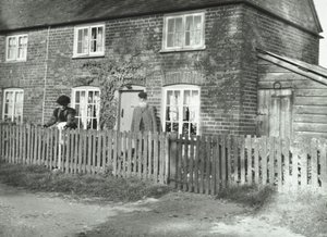 Eine ländliche Szene im Wandsworth-Gebiet mit einem älteren Paar im Garten eines cottageartigen Anwesens, London, 1895 von English Photographer
