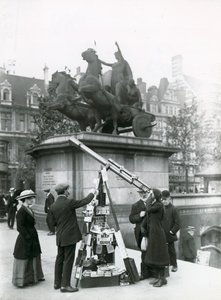 Ein Teleskop zum Betrachten von Big Ben am Embankment bei der Boadicea-Statue von English Photographer