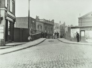 Ein weißes Pferd reist die Rhodeswell Road hinunter in Richtung Old Victory Bridge, 1895