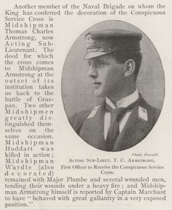 Handelsleutnant T. C. Armstrong, erster Offizier, der das Conspicuous Service Cross erhält