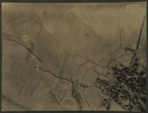 Luftaufnahme mit Schützengräben des Ersten Weltkriegs, 1918 von English Photographer