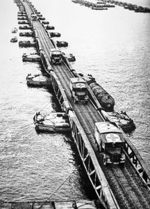 Ambulanzen der alliierten Landungstruppen nutzen einen Mulberry Pier des künstlichen Hafens Mulberry, der über den Kanal geschleppt wurde, 6. Juni 1944 von English Photographer