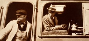 Ein Lokführer übergibt an König Edward VIII. in Kanada, 1920er Jahre
