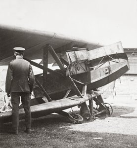 Gepanzertes deutsches Flugzeug mit sieben Maschinengewehren, das unsere Männer in den Schützengräben niedermäht