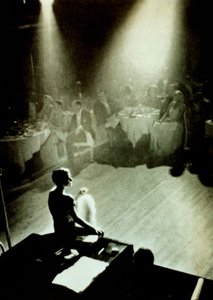 Beatrice Lillie, eine Revuekünstlerin in den 1920er Jahren, unter einem Scheinwerfer im Cafe de Paris