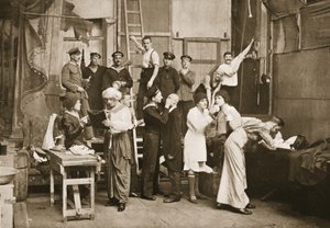 Hinter den Kulissen: Vorbereitung auf Amateurtheater, Handforth, Illustration aus Deutsche Gefangene in Großbritannien von English Photographer