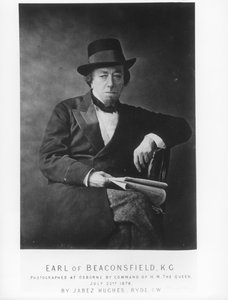 Benjamin Disraeli, 1. Earl of Beaconsfield, fotografiert von Jabez Hughes im Osborne House, Isle of Wight von English Photographer