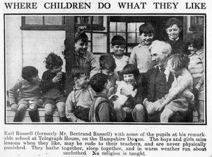 Bertrand Russell mit Schülern an seiner Beacon Hill School, 1931 von English Photographer