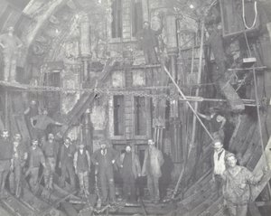 Blackwall Tunnel: Eine Gruppe von Arbeitern steht in der Luftschleuse, 1894