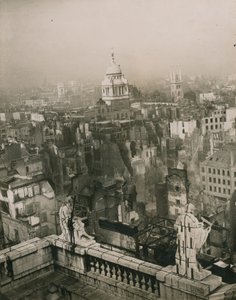 Bombenschäden vom Dach der St. Pauls Kathedrale von English Photographer