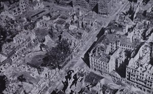 Bombenruinen von Berlin, Deutschland, Zweiter Weltkrieg von English Photographer