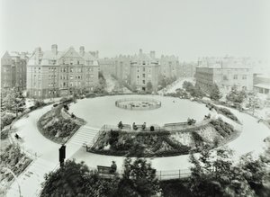 Boundary Estate: Arnold Circus, Blick auf öffentliche Gärten und Wohnungen, London von English Photographer