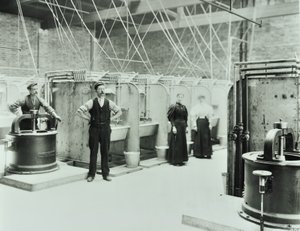 Boundary Street: Innenansicht des Waschraums, Menschen arbeiten mit Maschinen, London, 1897 von English Photographer