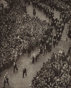 Der britische Premierminister Winston Churchill und sein Kabinett auf dem Weg zur Kirche St. Margaret, Westminster, für einen Dankgottesdienst für die Befreiung von der Bedrohung durch die Nazi-Invasion, 8. Mai 1945 (s/w Foto) von English Photographer