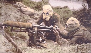 Britische Vickers-Maschinengewehrbesatzung an der Somme, mit Helmen als Schutz gegen deutsches Phosgengas von English Photographer