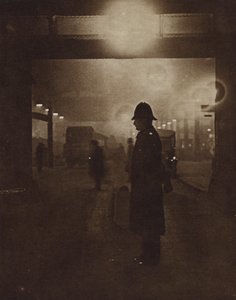 Britischer Polizist auf einer nebligen Straße (s/w Foto) von English Photographer