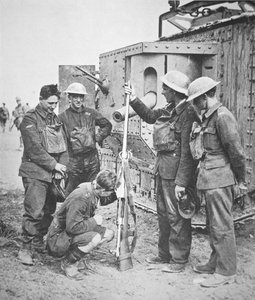 Britische Panzerbesatzung inspiziert ein deutsches Panzerabwehrgewehr, das eine Patrone von fünf Zoll Länge abfeuerte von English Photographer