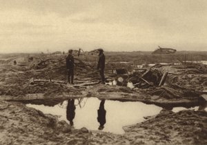 Britische Panzer im Schlamm stecken geblieben, bevor sie die deutschen Linien bei Ypern, Belgien, im Ersten Weltkrieg erreichen konnten von English Photographer