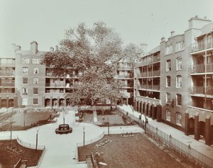 Caledonian Road Gebäude: Blick auf Innenhof, Gärten und Wohnungen, London von English Photographer