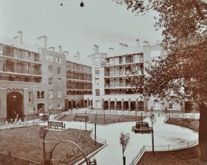 Caledonian Road Gebäude: Blick auf Innenhof, Gärten und Wohnungen, London von English Photographer
