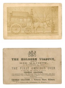 Karte (Vorder- und Rückseite) zur Erinnerung an den ersten Omnibus, der über das Holborn Viadukt fuhr, 6. November 1869 von English Photographer