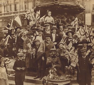 Feiern des Sieges im Ersten Weltkrieg am Piccadilly Circus, London von English Photographer