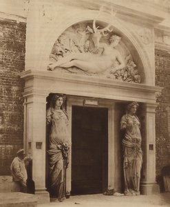 Zentrale Tür des Renaissance-Hofes von English Photographer