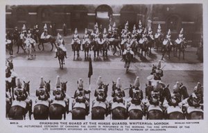 Wachablösung, Horse Guards, Whitehall, London von English Photographer