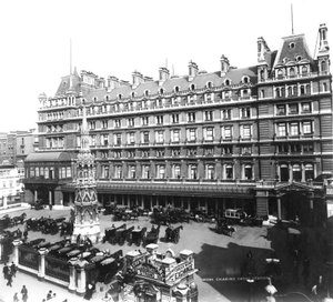 Charing Cross Station Hotel, um 1890 von English Photographer