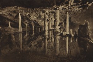 Cheddar-Höhlen: Stalagmitenpfeiler, eine schöne reflektierte Gruppe