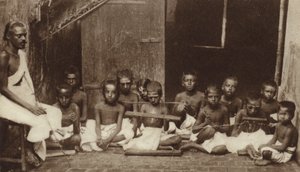 Kinder und ihre Lehrerin in einer Schule in Indien (s/w Foto) von English Photographer