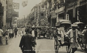 Chinesische Trauerprozession, Hongkong, aus einem Album mit Fotografien zum Dienst von Pte H. Chick, 1940 von English Photographer