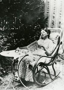 Christabel Pankhurst (1881-1969) liest eine Ausgabe von The Suffragette, ca. 1905-14