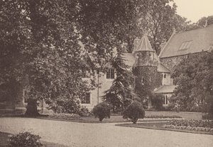 Kloster des Heiligen Herzens, Roehampton: Ostende der Terrasse und Rückzugshaus (s/w Foto) von English Photographer