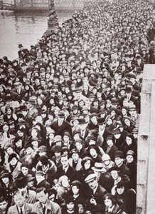 Menschenmengen warten auf Zugang zur Westminster Hall während der Aufbahrung von George V, 1936
