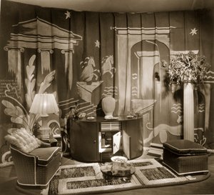 Dekorativer Messestand in der Dorland Hall mit hängendem Textil, 1940er Jahre von English Photographer