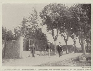 Detektive bewachen die Villa Marie in Carpentras, den derzeitigen Wohnsitz der Familie Dreyfus von English Photographer