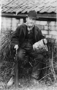 Edward Bingham hält eines seiner Castle Hedingham Ware Designs von English Photographer