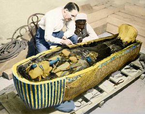 Ägypten-1922: Der englische Archäologe Howard Carter (1873-1939) und ein ägyptischer Assistent untersuchen den Sarkophag von König Tutanchamun von English Photographer