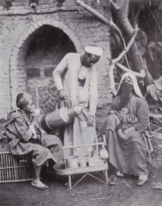 Ägypten: Türkischen Kaffee auf den Straßen von Kairo servieren (s/w Foto) von English Photographer