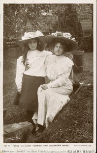 Ellaline Terriss, englische Schauspielerin und Sängerin mit ihrer Tochter Mabel von English Photographer