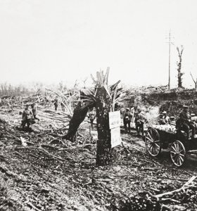 Ingenieure reparieren Schmalspurbahnen in der Nähe von Hangard, die während des Kampfes um Amiens 1918 durch Granatbeschuss beschädigt wurden