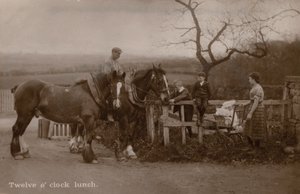 Familie auf dem Land, die ihre Arbeit für das Mittagessen unterbricht von English Photographer