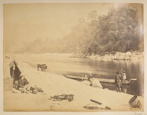 Fähre auf dem Teesta, in der Nähe von Bheerkotee. Ansichten von Darjeeling. 1870er Jahre von English Photographer